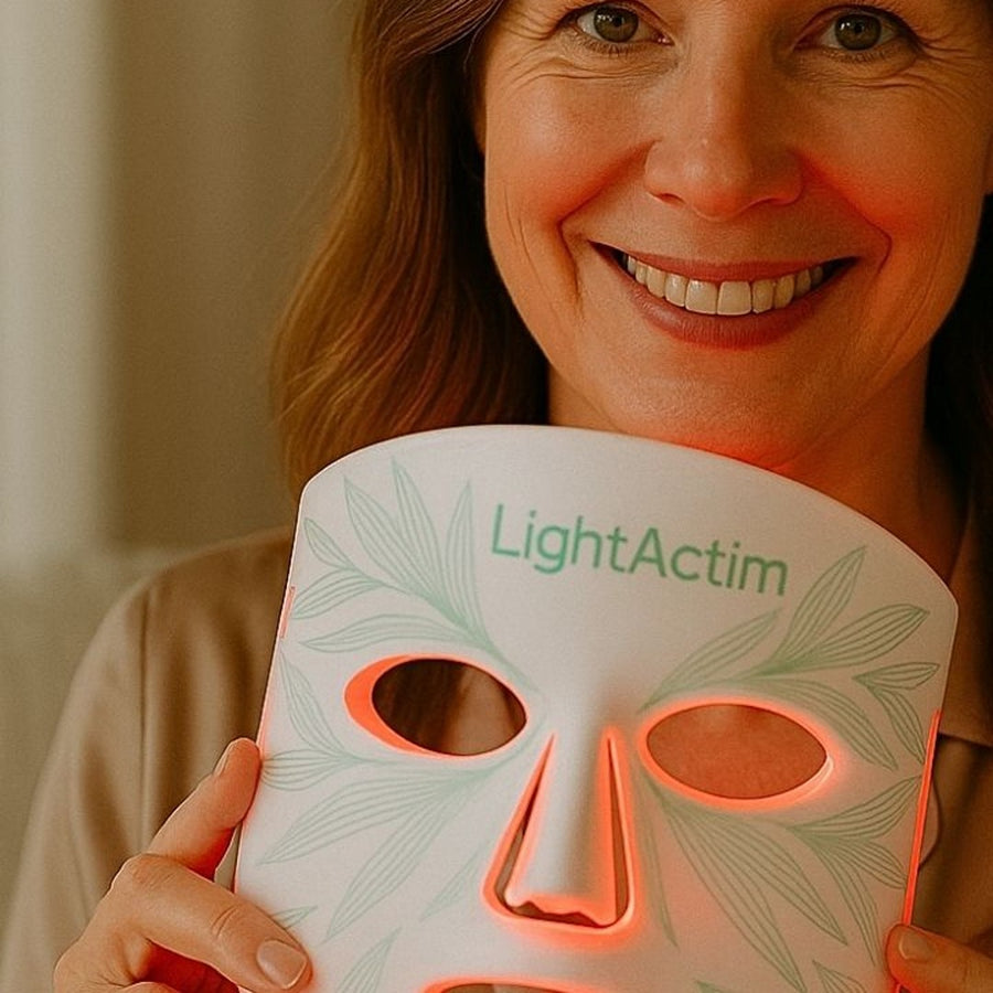Cliente souriante tenant le masque LED visage Bodysiam